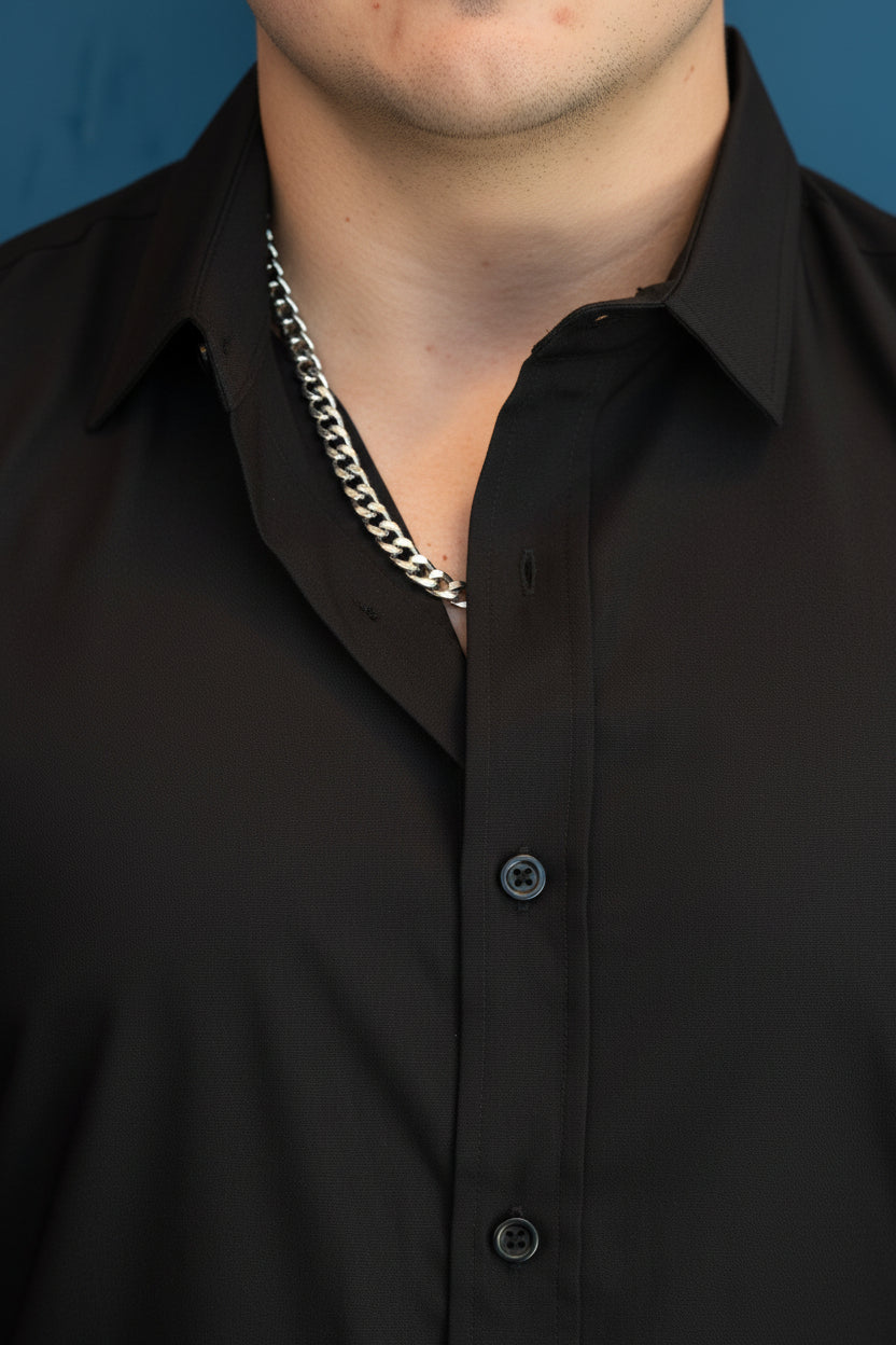 crisp picture of collar and buttons  